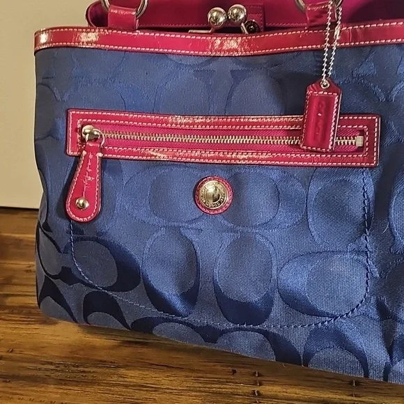 Coach Laura Kisslock 14940 GUC - Picture 9 of 12